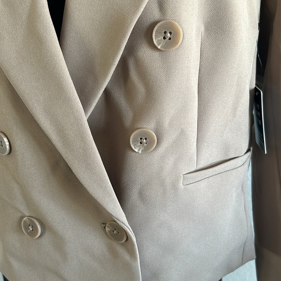 NEW Express Double Breasted Cropped Blazer Blush Taupe Size Large - Picture 11 of 13